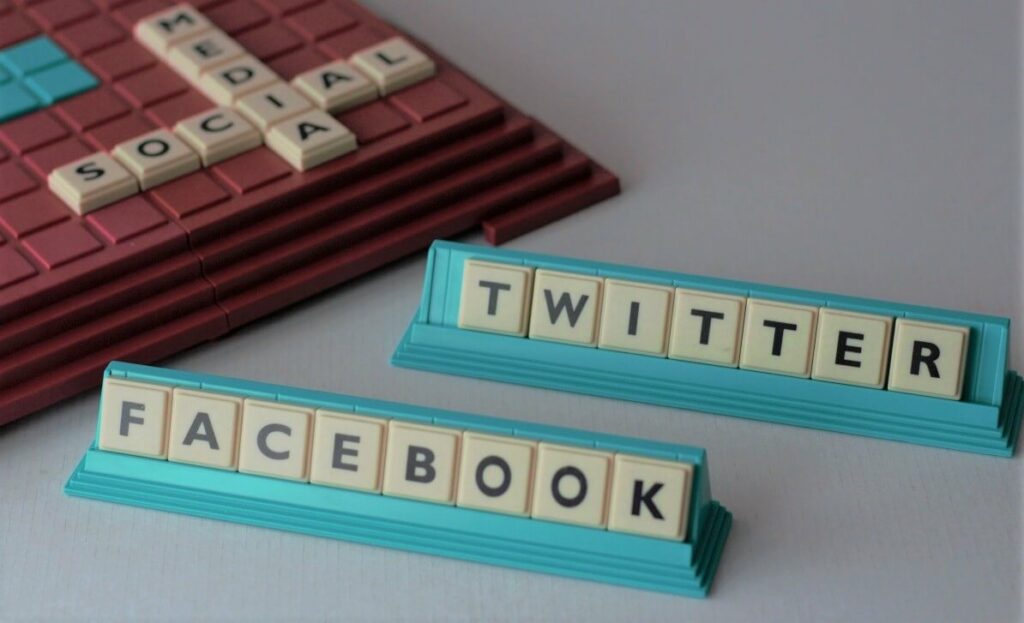 Bild zeigt Buchstabenplatten, auf denen die Namen von zwei wichtigen Soziale Plattformen stehen. Twitter und Facebook
